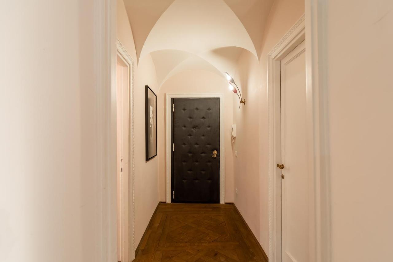Chic And Style In Historical Via Giulia Apartment โรม ภายนอก รูปภาพ