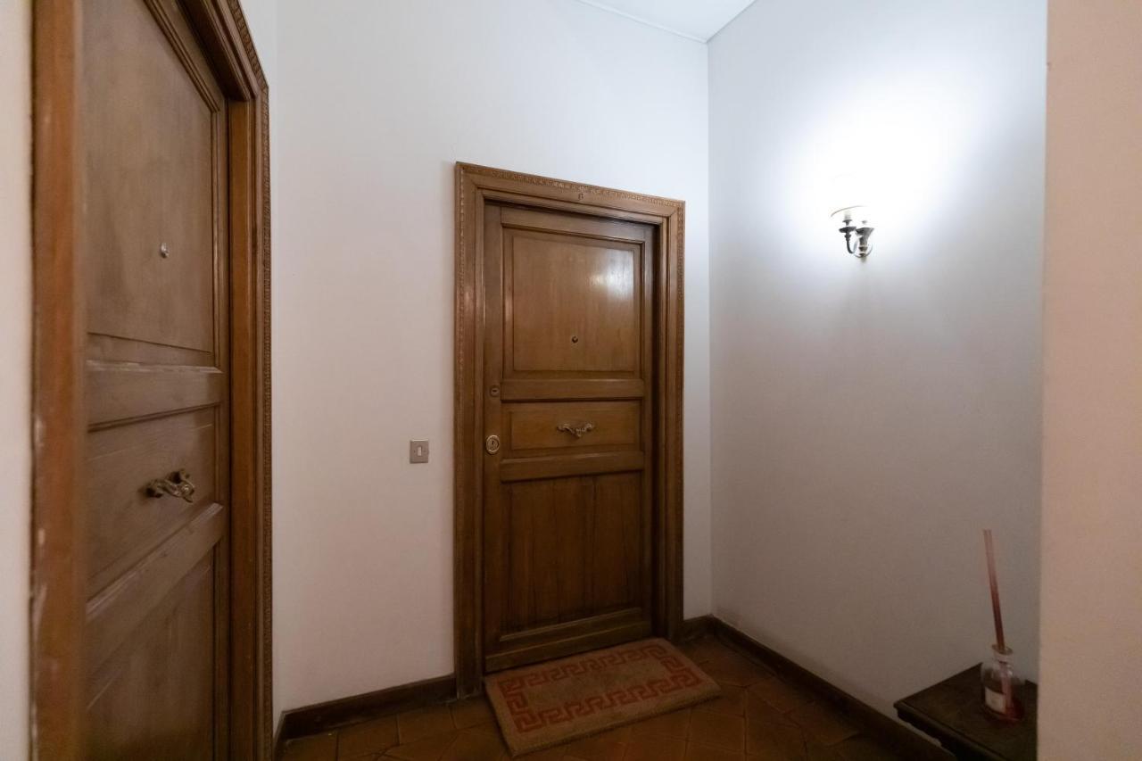 Chic And Style In Historical Via Giulia Apartment โรม ภายนอก รูปภาพ