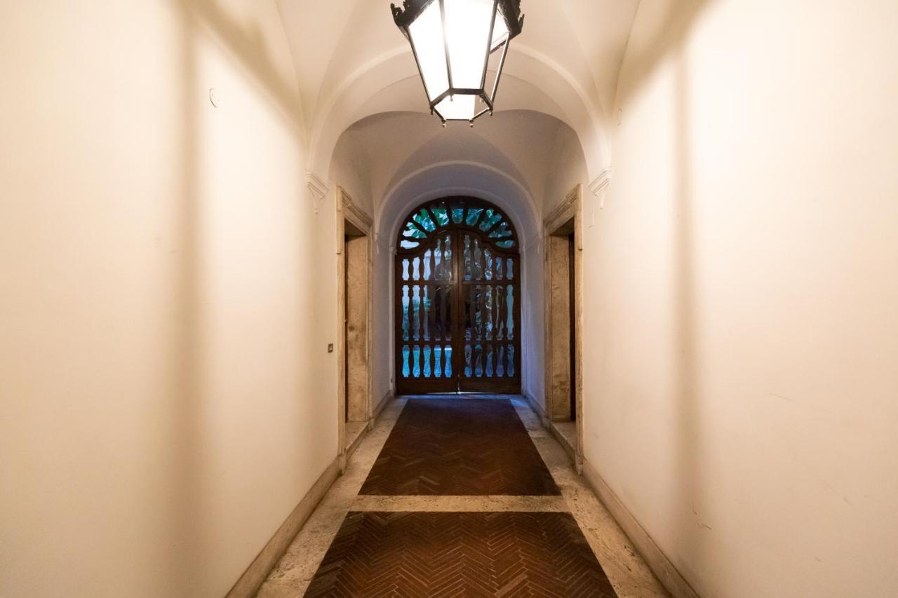 Chic And Style In Historical Via Giulia Apartment โรม ภายนอก รูปภาพ