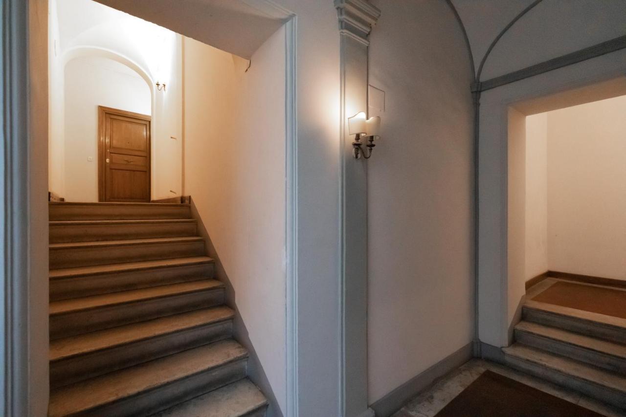 Chic And Style In Historical Via Giulia Apartment โรม ภายนอก รูปภาพ